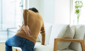 美容師が抱える手荒れや腰痛などの職業病、労災保険は申請できるの？