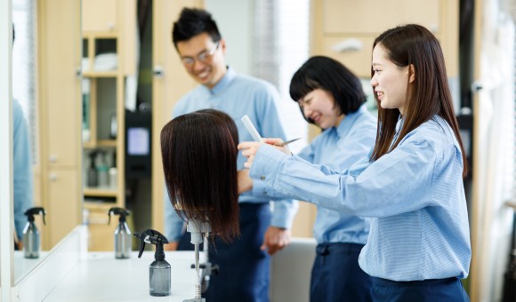 【キャリアアップ】美容師がアシスタントからスタイリストになるための技術と時間